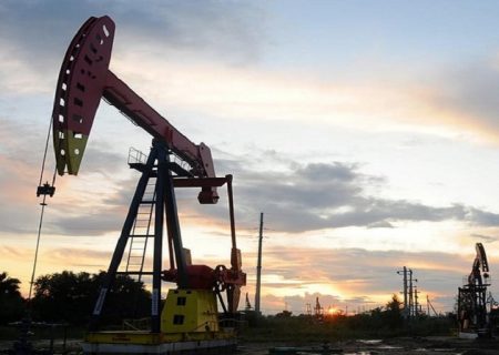 بهای نفت خام در بازار انرژی همچنان بالای ۱۰۰ دلار در هر بشکه