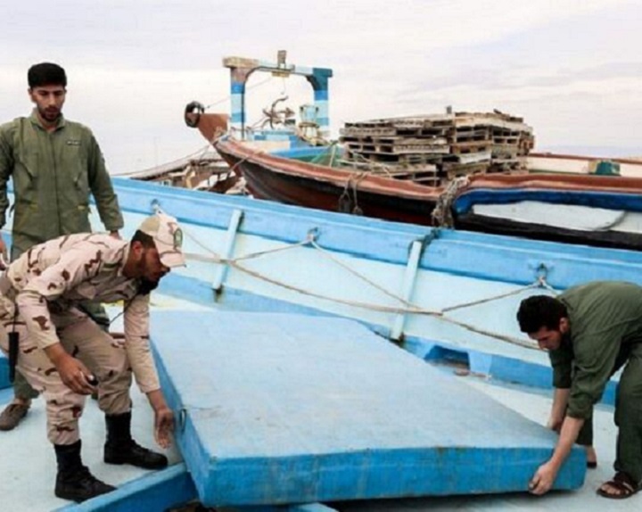 توقیف ۲ فروند شناور سوخت قاچاق در آب‌های خلیج فارس