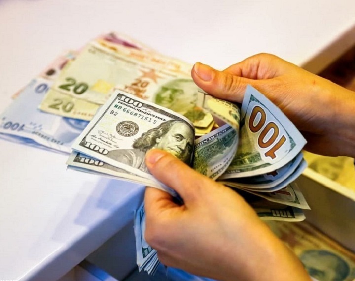 اعمال نرخ‌های دستوری در بازار رسمی ارز صف متقاضیان را تشدید کرد