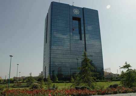 بانک مرکزی ادعای پرداخت ۱۱ وام قرض‌الحسنه به کارکنان یک بانک را تکذیب کرد